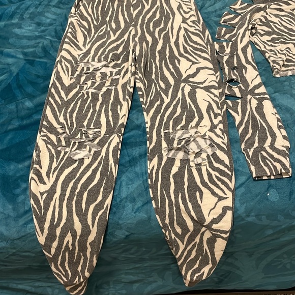 Two Piece - Picture 4 of 5